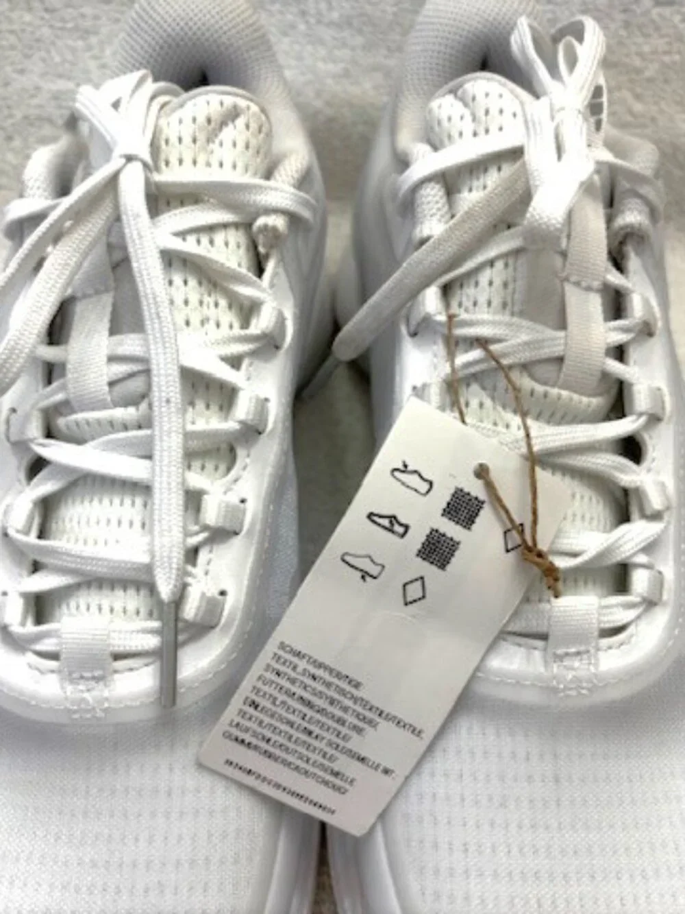 Adidas Avacourt 2 white lace-up tennis shoes NWT Size 8-1/2